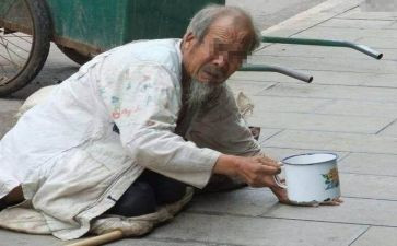 给乞丐钱的作文8篇